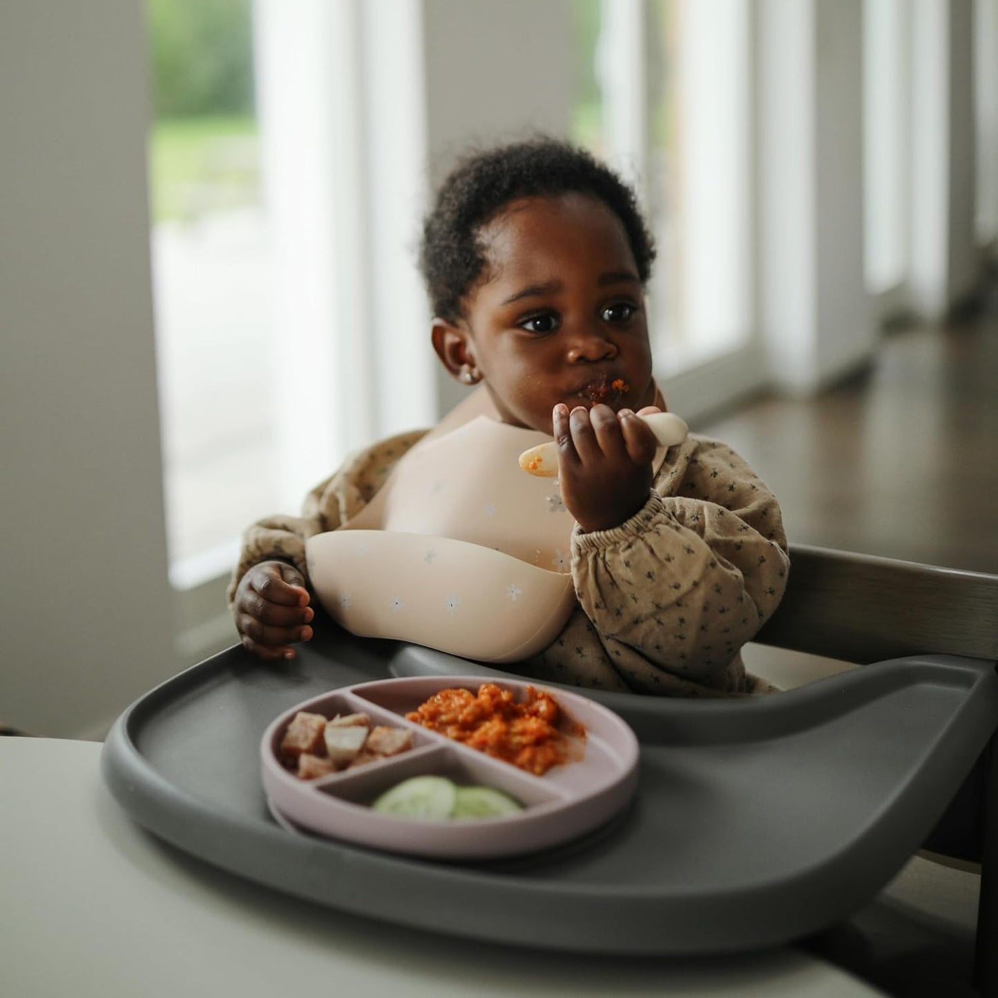 MUSHIE - Silicone Baby Bib | Black Daisy