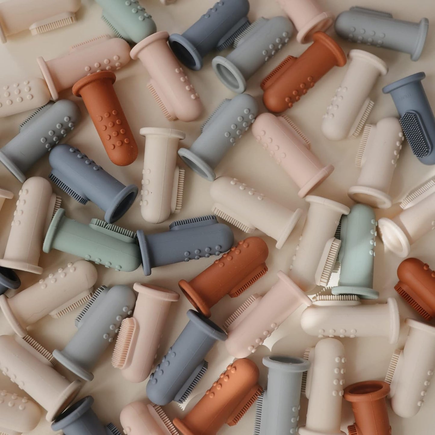 موشي - طقم فرشاة أسنان سيليكون للأصابع مكون من قطعتين - لون رملي متحرك/أحمر خدود