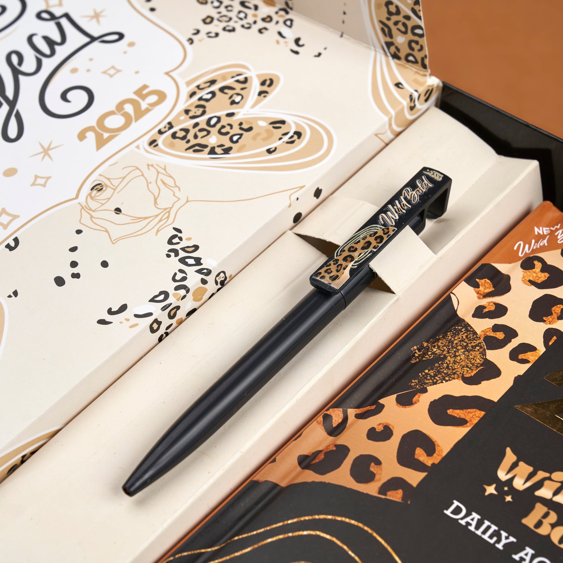 Mofkera | مفكرة | Wild Bold | 2025 Agenda Gift Box Mofkera | مفكرة | Wild Bold | 2025 Agenda Gift Box