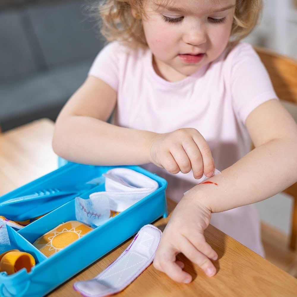 Melissa & Doug - Boo-Boos & Bandages Reusable Play Set