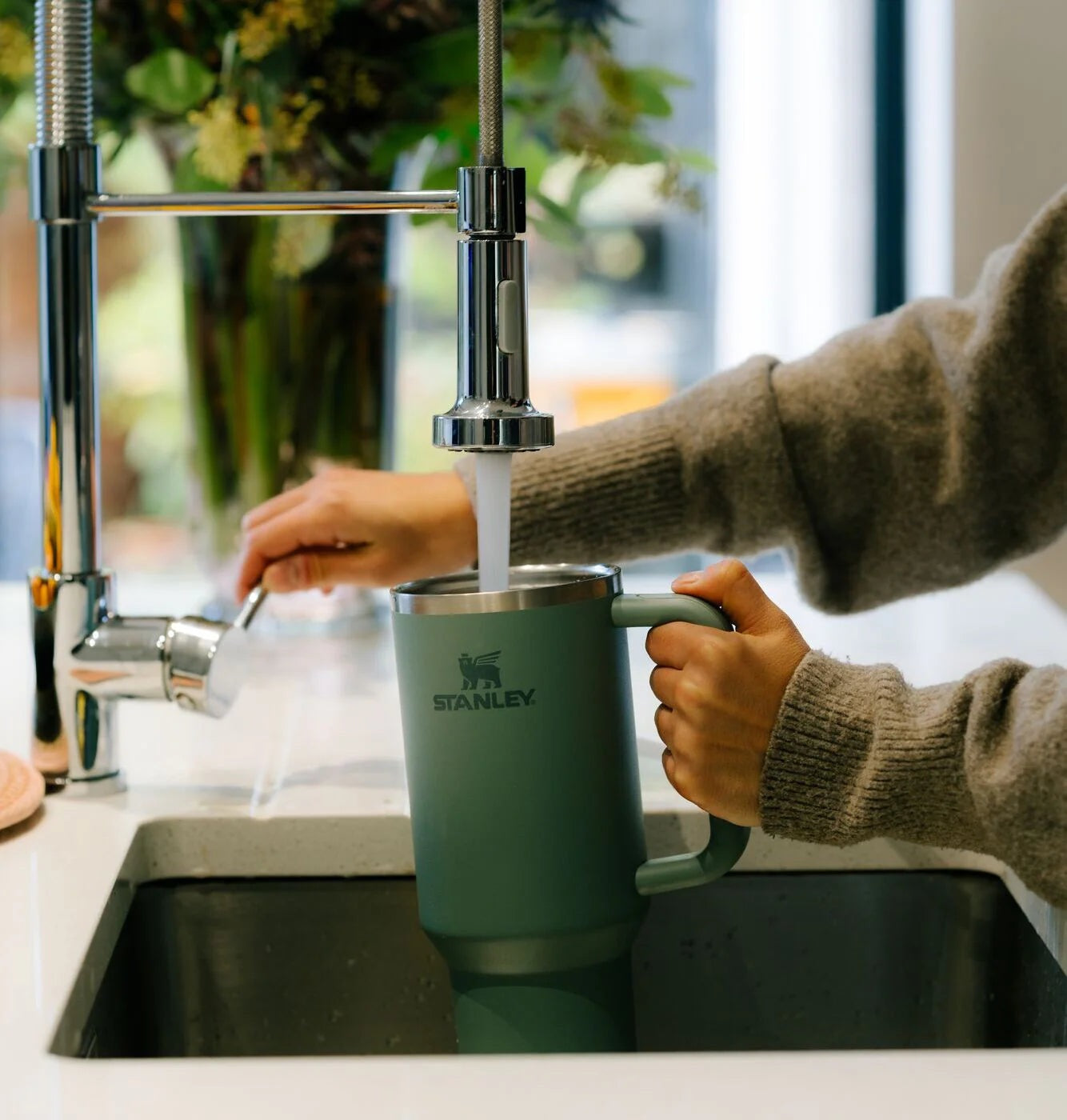 Stanley - The Quencher H2.O FlowState™ Tumbler | Shale | 1.18L Stanley - The Quencher H2.O FlowState™ Tumbler | Shale | 1.18L