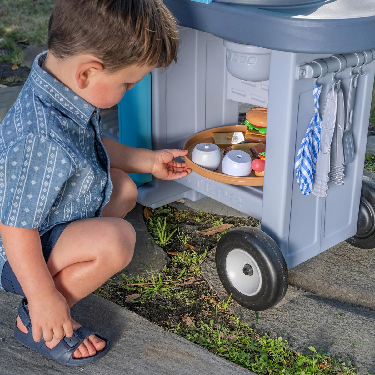 Step2 - Grill & Go BBQ Cart with Lights and Sound | 3Y+ Step2 - Grill & Go BBQ Cart with Lights and Sound | 3Y+