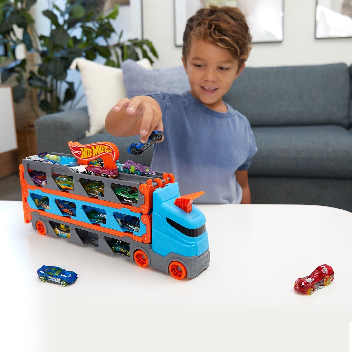 Hot Wheels - Speedway Hauler Storage Carrier with 3 Cars