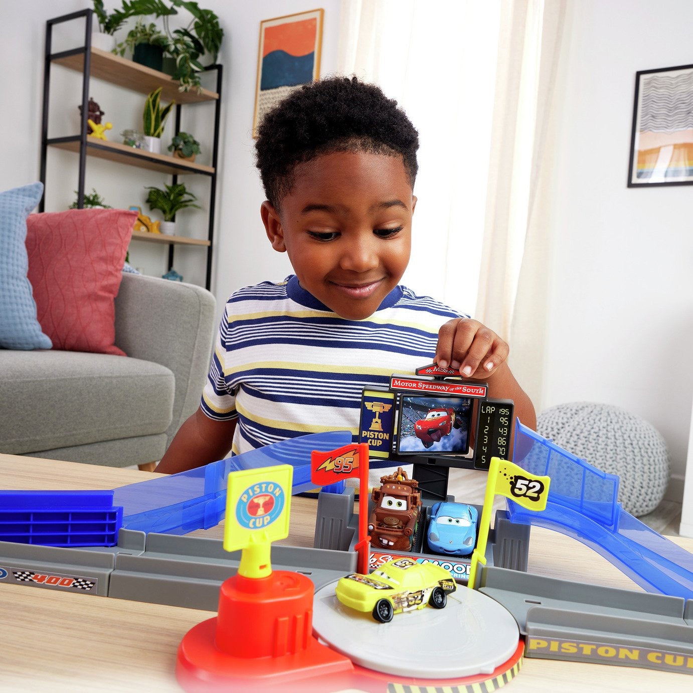 Disney Pixar Cars - Tongue-Out Lightning McQueen Playset & Toy Car