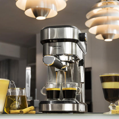 Cecotec Cafelizzia 790 Steel in use