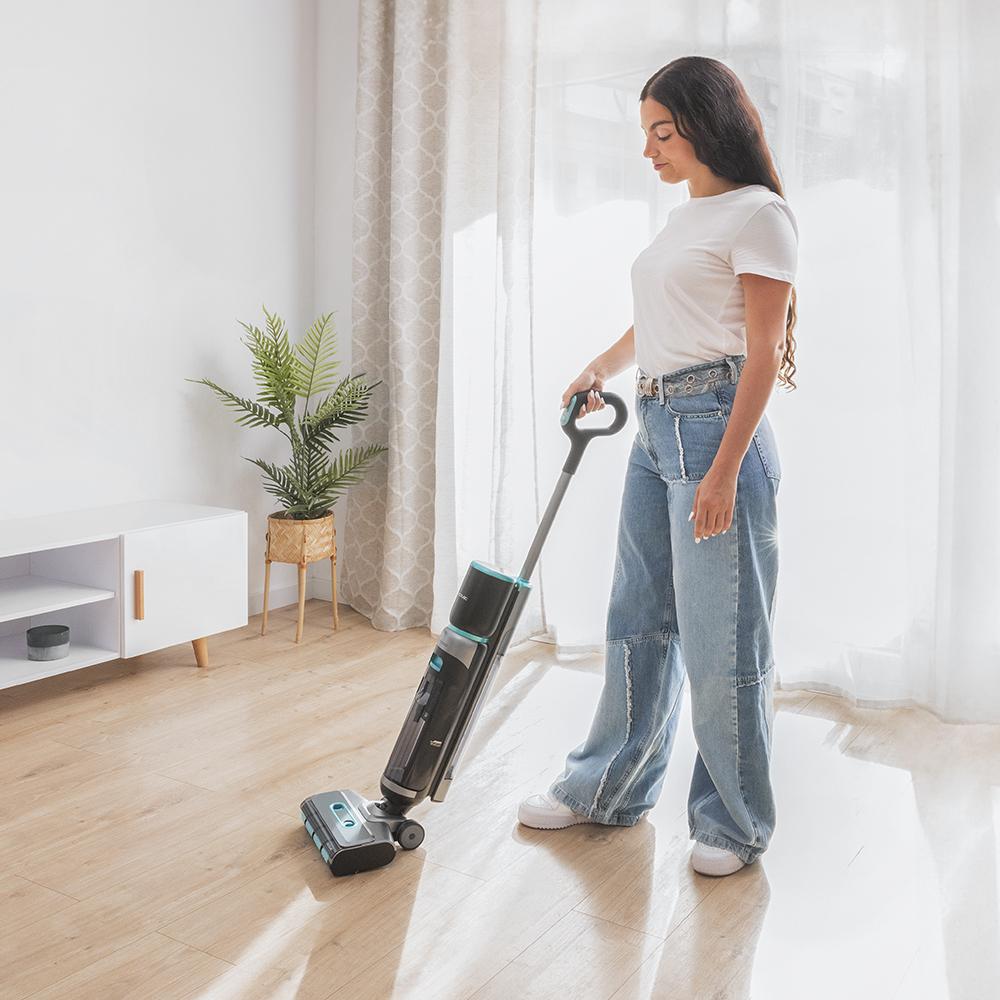 Cecotec FreeGo Wash&Vacuum in use