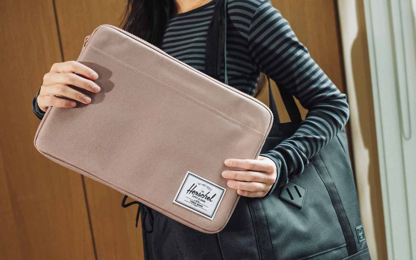 Herschel Anchor Laptop Sleeve Ash Rose 14 Inch - lifestyle