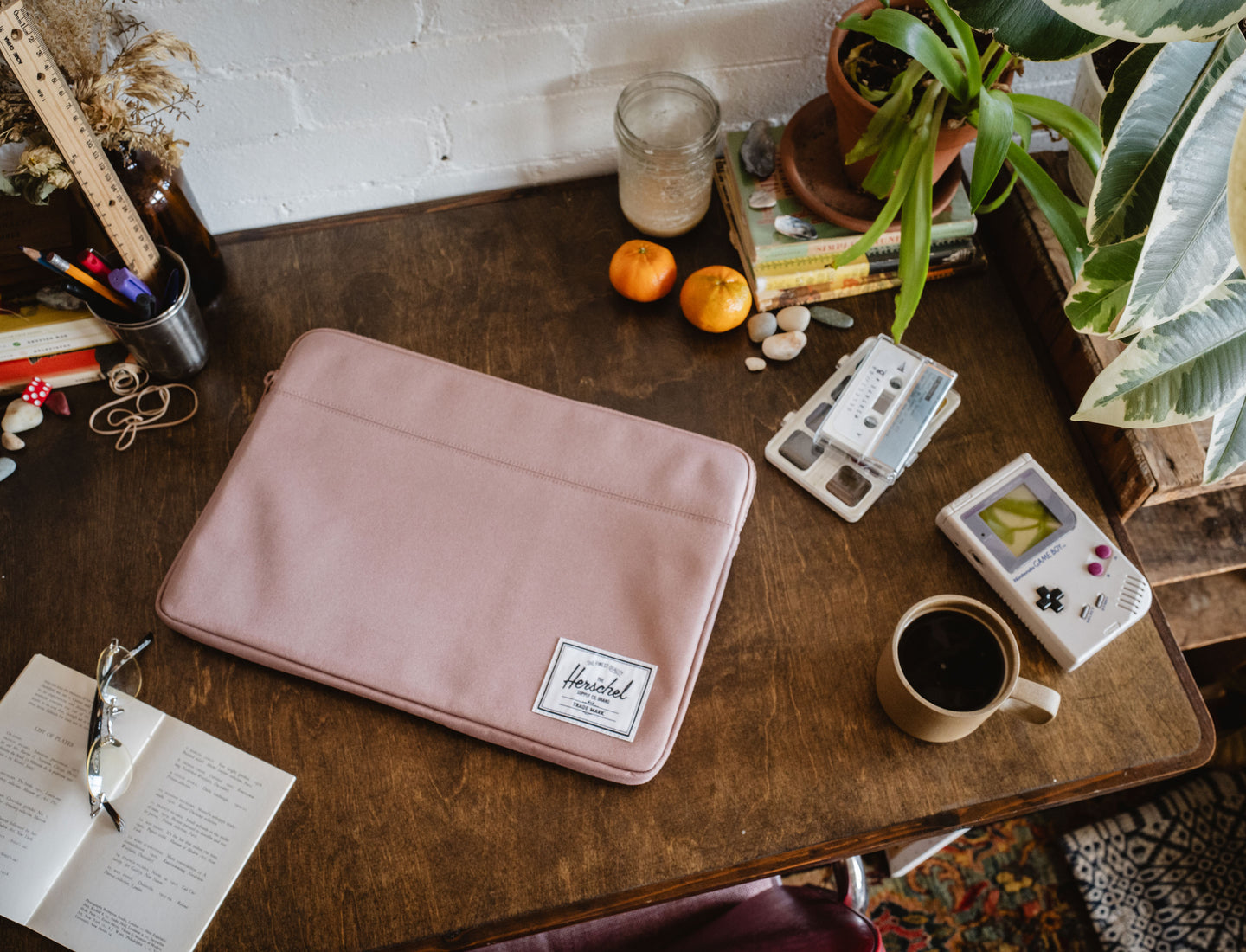 Herschel Anchor Laptop Sleeve Ash Rose 15-16 Inch - lifestyle view