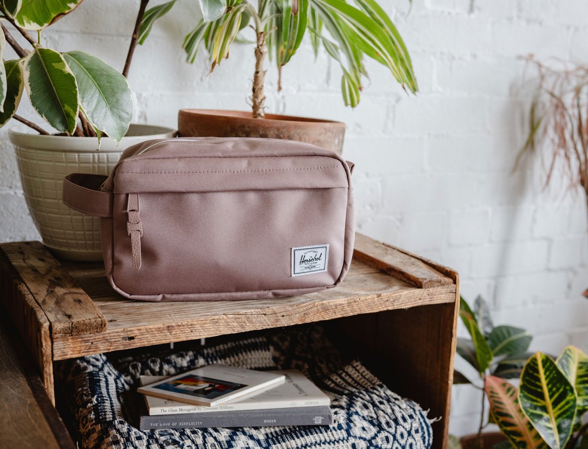 Herschel Chapter Travel Kit Ash Rose 5L - lifestyle hero image