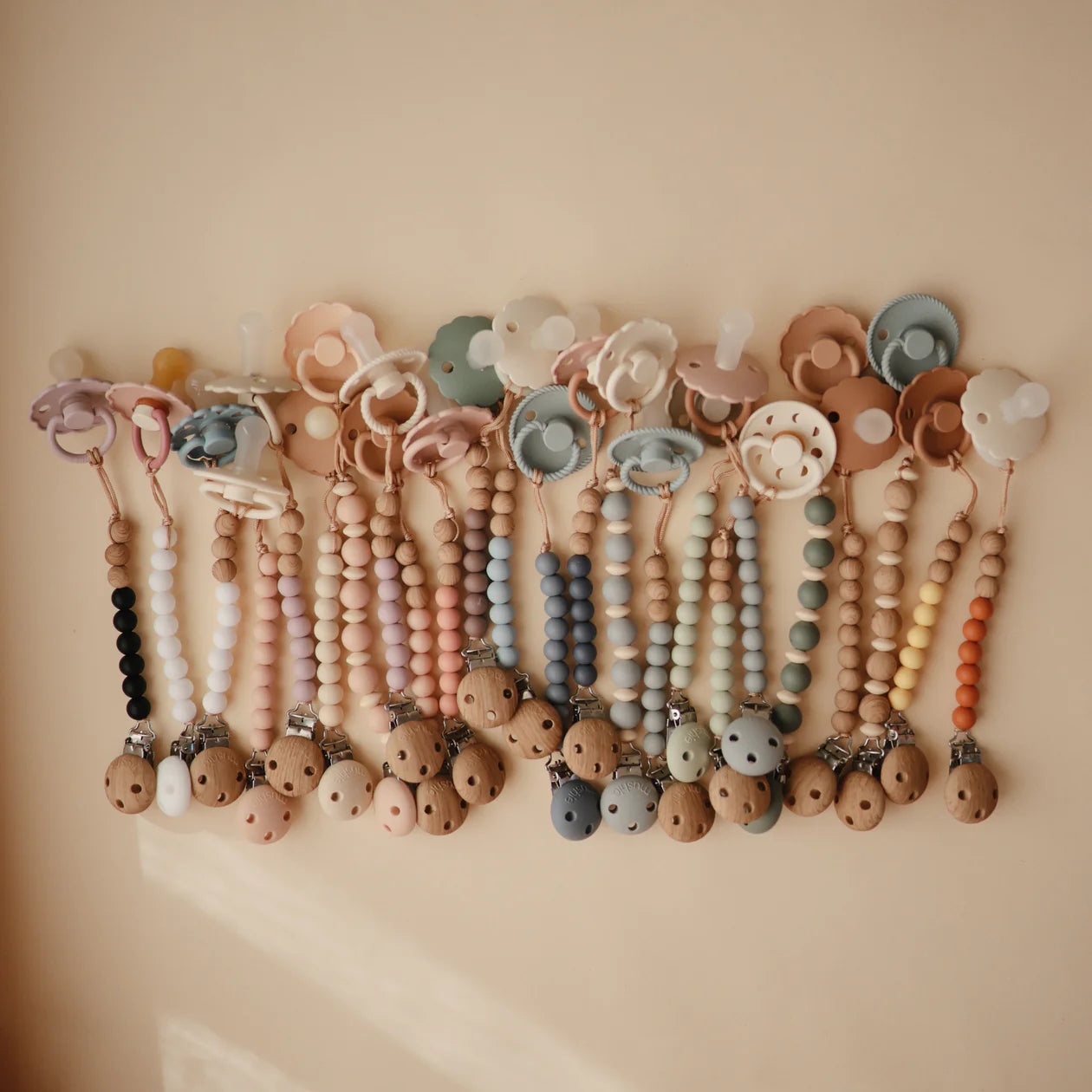 MUSHIE - Pacifier Clip | Eva - Powder MUSHIE - Pacifier Clip | Eva - Powder