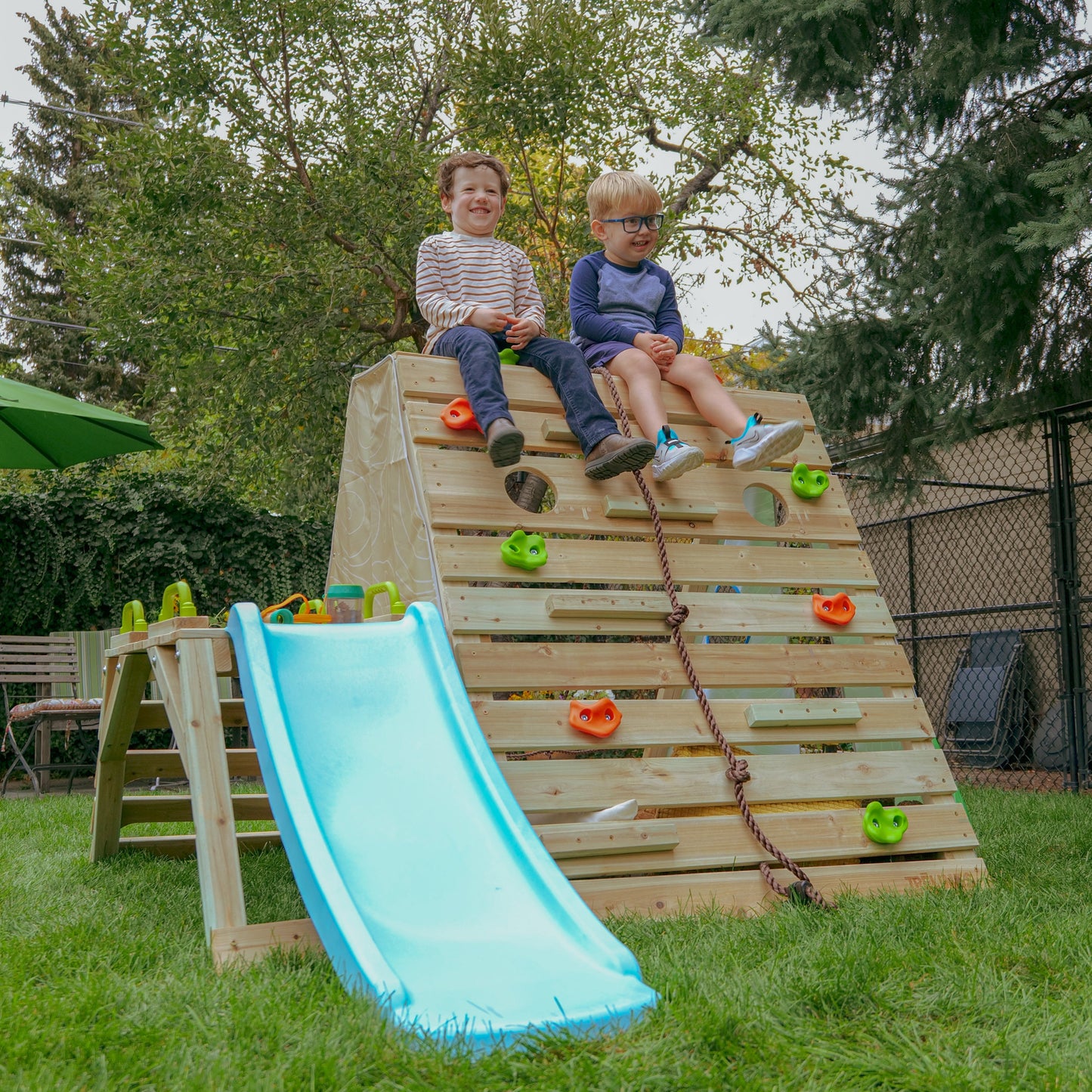 Hape My First Little Cabin climbing wall detail
