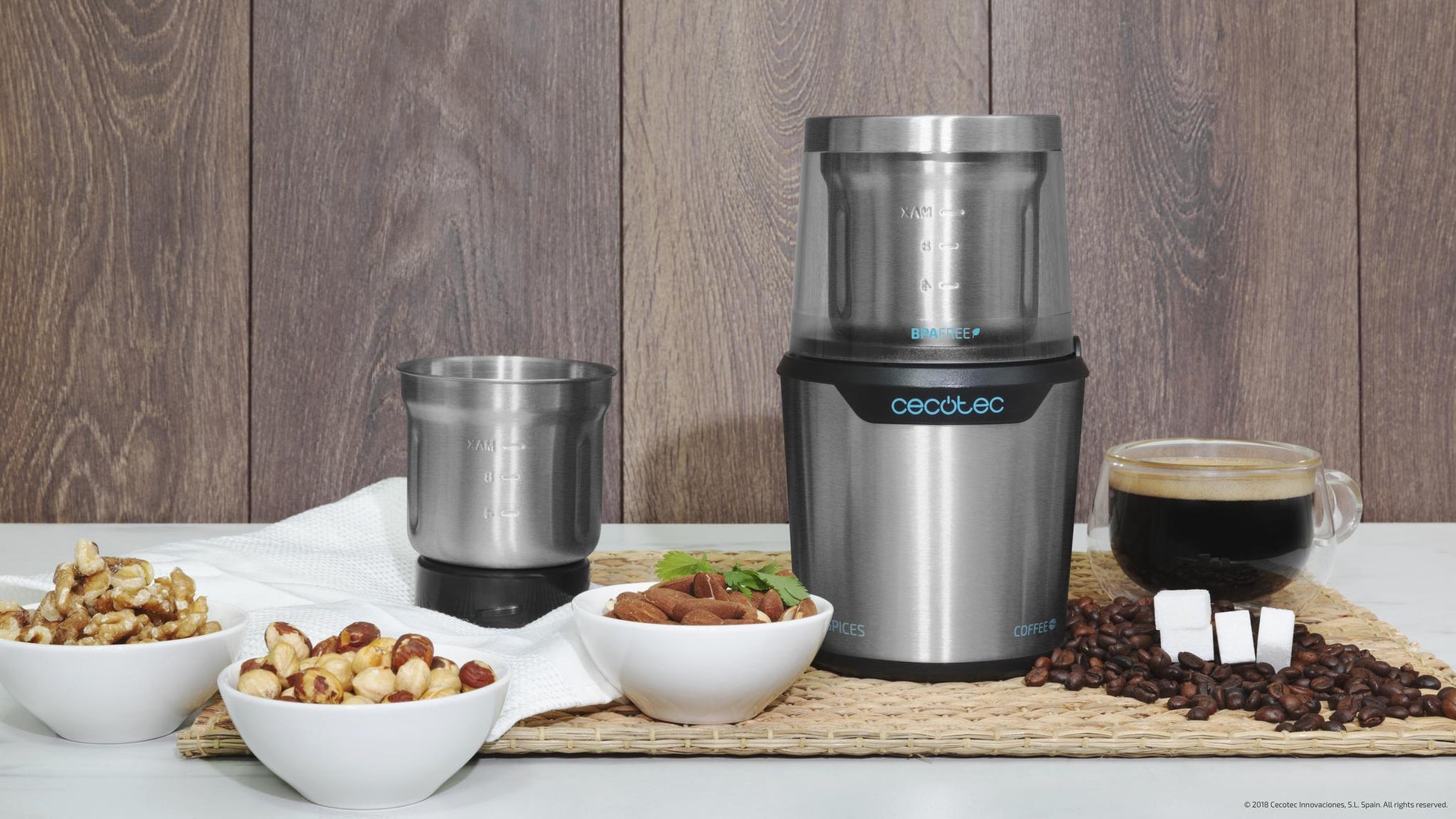 Cecotec TitanMill 300 DuoClean in use