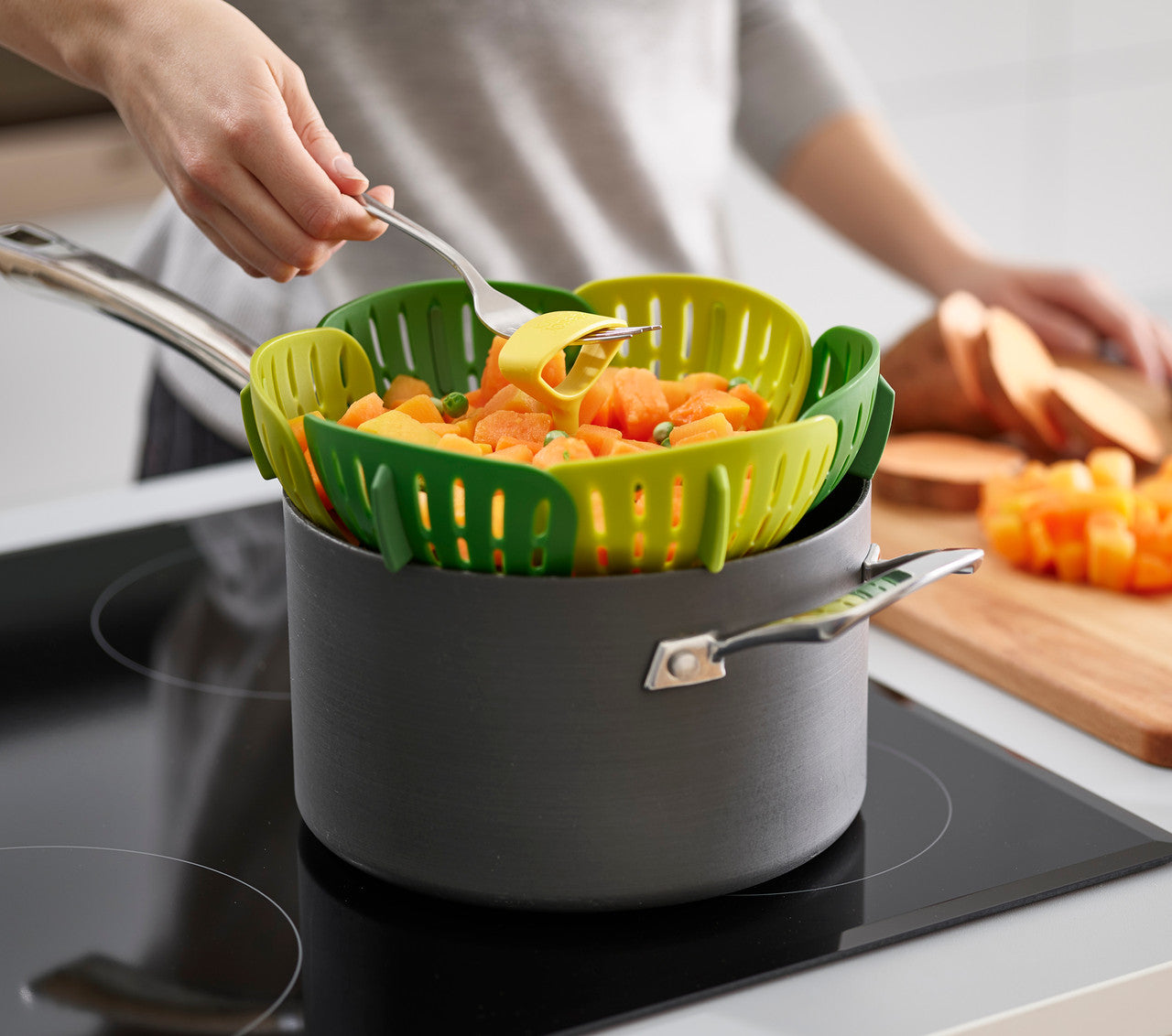 Joseph Joseph - Bloom™ Folding Steamer Basket