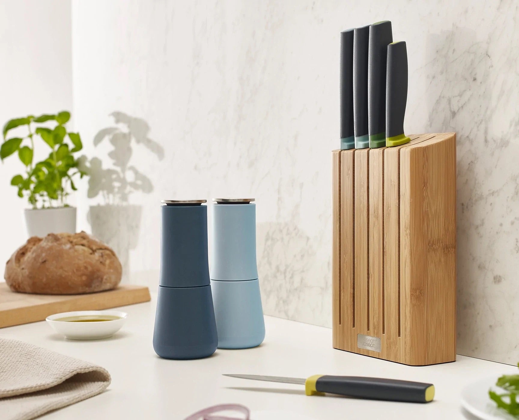 Joseph Joseph - Milltop™ Salt & Pepper Mills - Editions Joseph Joseph - Milltop™ Salt & Pepper Mills - Editions