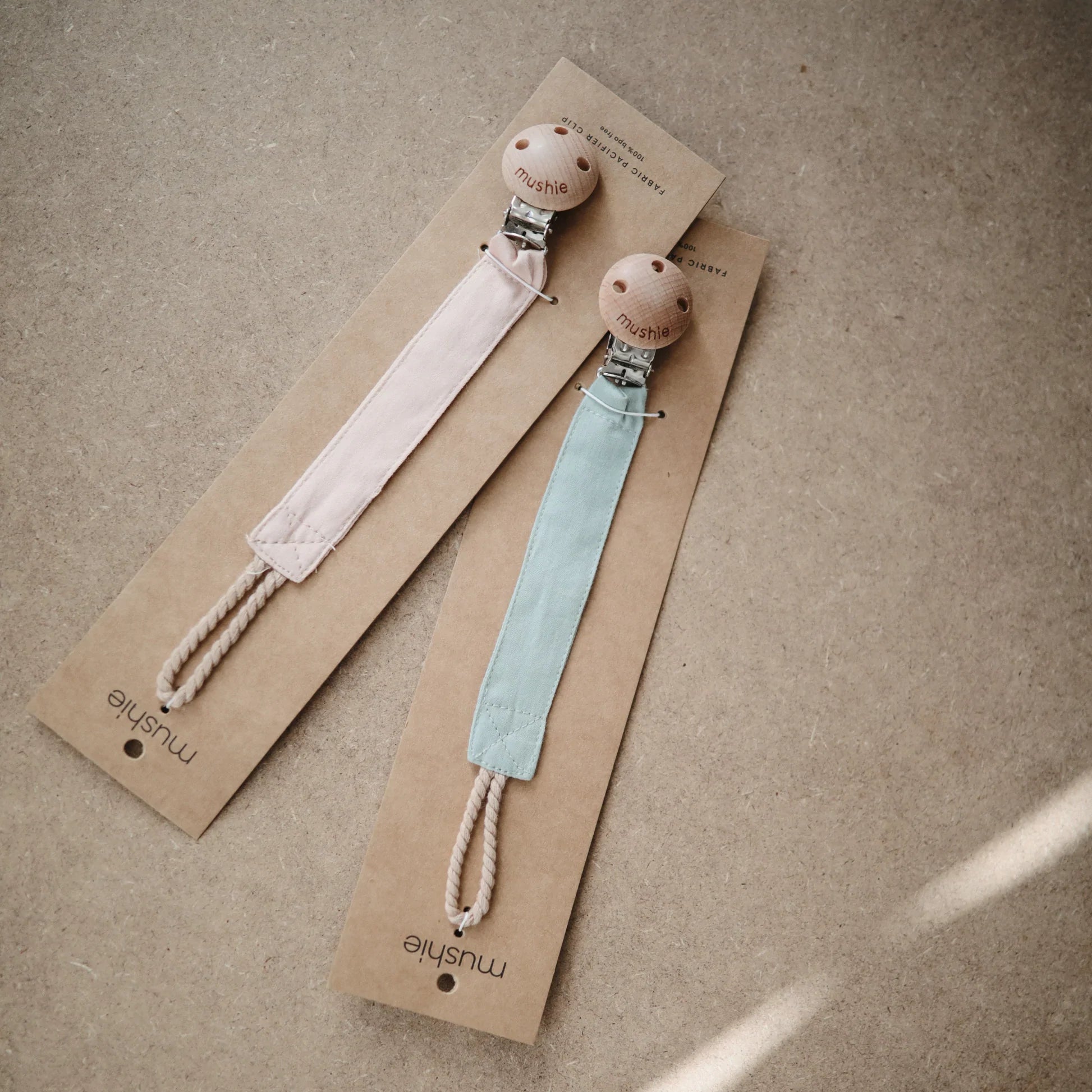 MUSHIE Fabric Pacifier Clip Roman Green BambiniJO