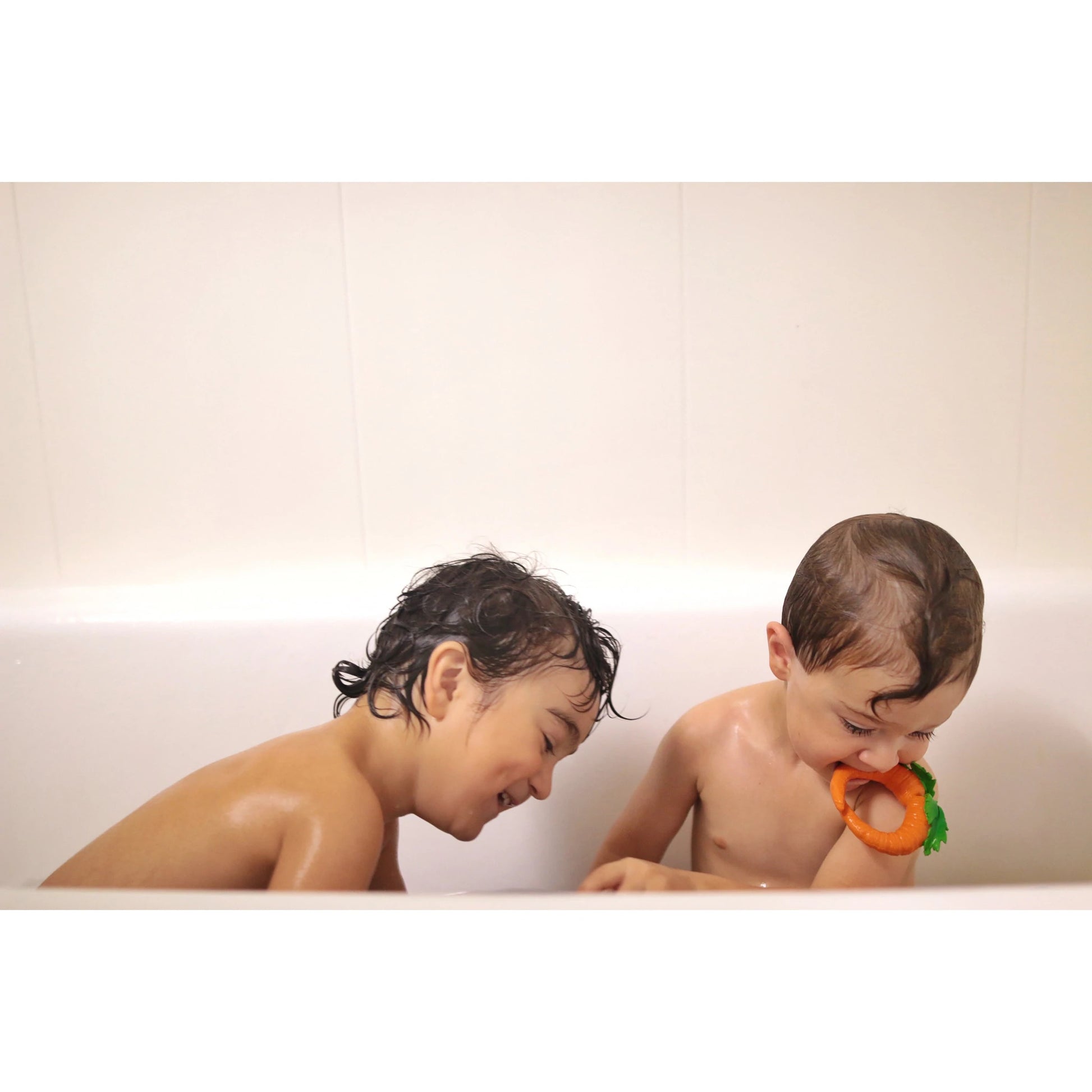 OLI & CAROL - Cathy the Carrot - Teether & Bath Toy OLI & CAROL - Cathy the Carrot - Teether & Bath Toy